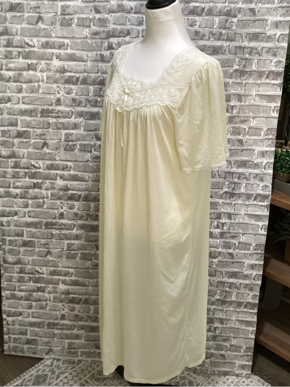 VINTAGE 1980's Amanda Stewart Sears Cream Lace-Trim Short Sleeve Nightgown Sz L